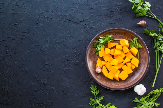 Heerlijke gezonde pompoensoep, kruiden en ingrediënten voor het gerecht. Creatieve sfeerdecoratie