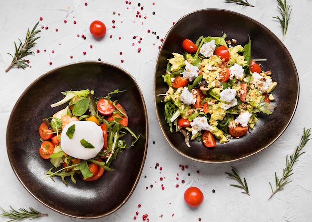 Heerlijke gezonde salades bovenaanzicht