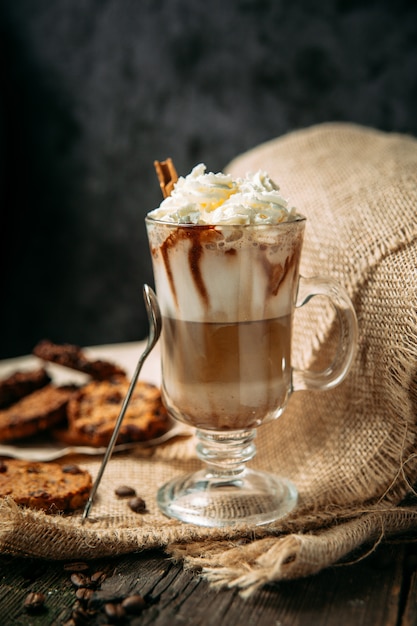 Heerlijke glacekoffie met koekjes en room