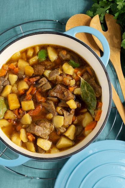 Foto heerlijke goulash en lepels op tafel