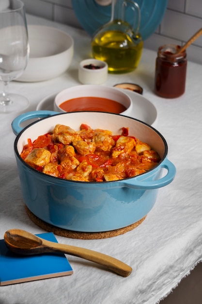 Heerlijke goulash in blauwe pot hoge hoek