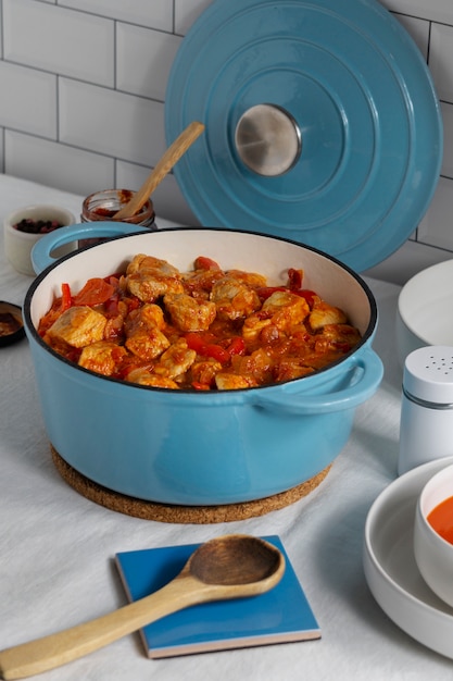 Foto heerlijke goulash in blauwe pot op tafel