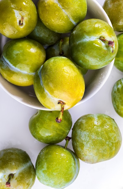 Foto heerlijke groene pruimen verse en rauwe claudia. geïsoleerd