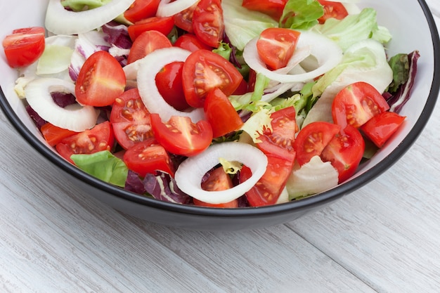 Heerlijke groene salade met tomaten