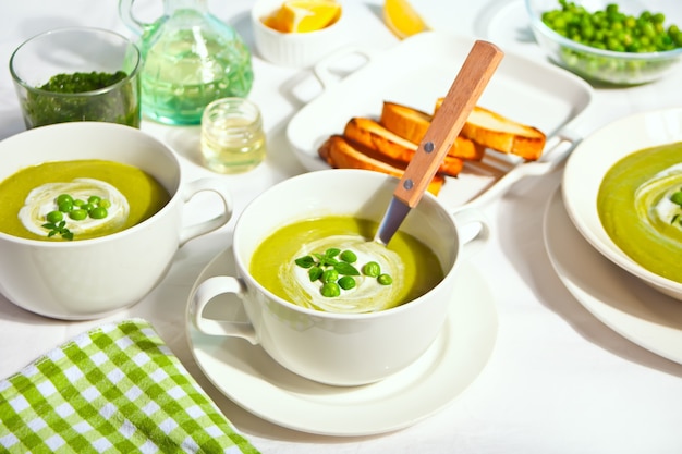 Heerlijke groentesoep met aardappel, broccoli, doperwten en spinazie op tafel