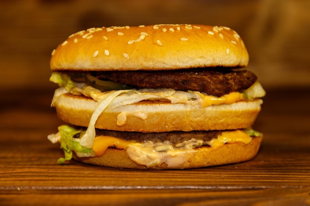 Heerlijke grote hamburger op houten tafel