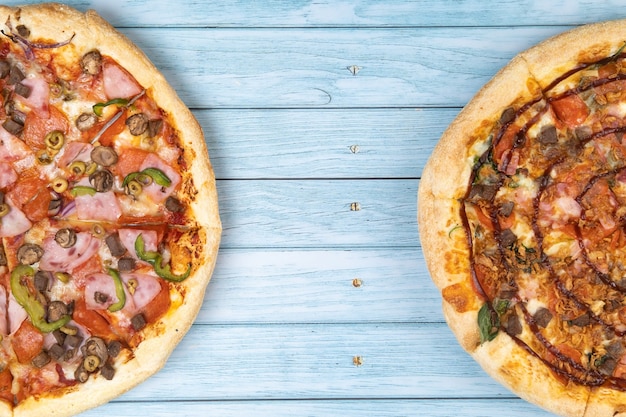 Heerlijke grote pizza met spek en spinazie