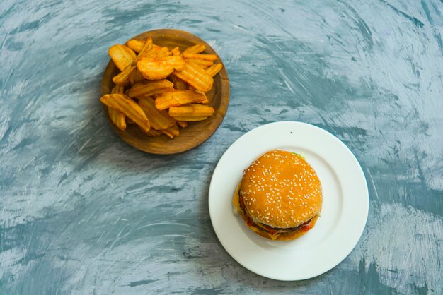 Heerlijke hamburger en frietjes bovenaanzicht