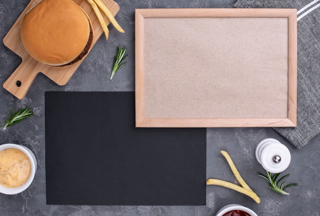 Heerlijke hamburger en frietjes met frame op tafel