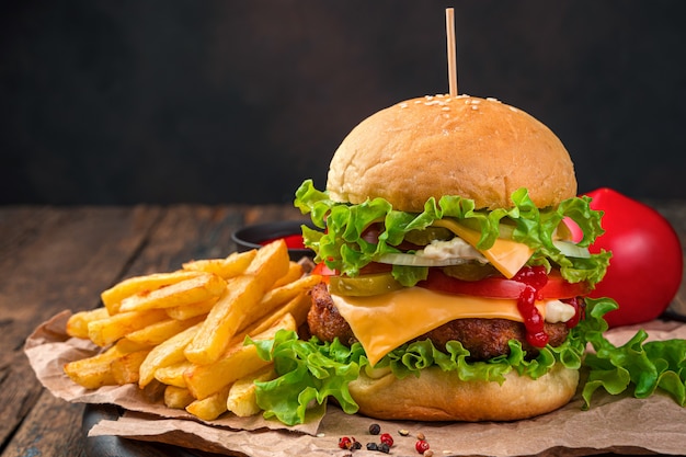 Heerlijke hamburger met groenten en vlees. Fast food. Zijaanzicht, kopieer ruimte.