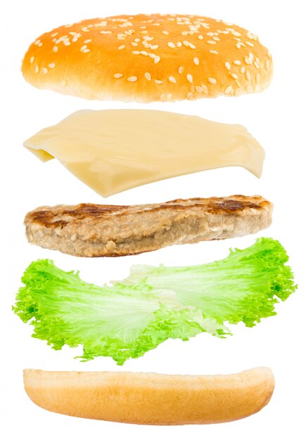 Heerlijke hamburger met vliegende ingrediënten op een witte achtergrond