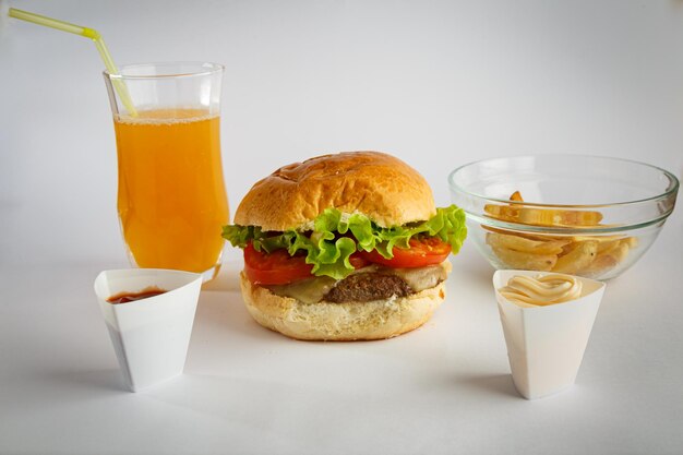 Heerlijke hamburger op houten achtergrond Burger met tomatensla, vlees en kaas