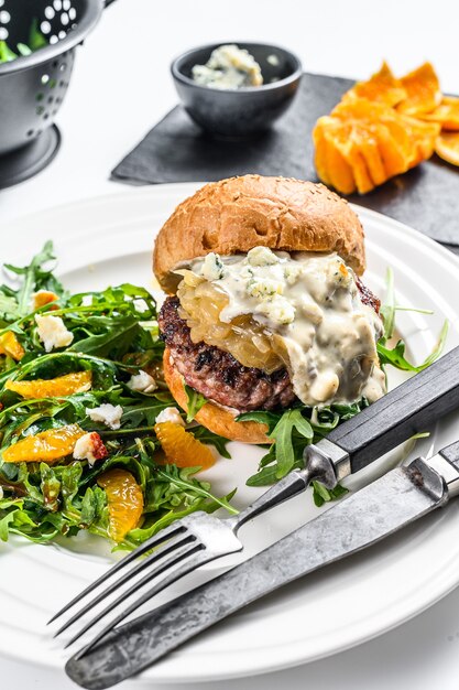 Heerlijke hamburgers met blauwe kaas en gemarmerd rundvlees