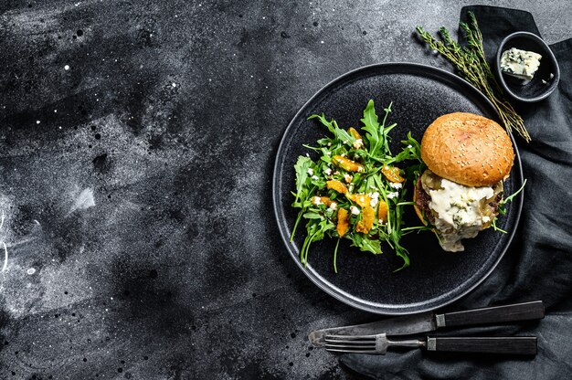 Heerlijke hamburgers met blauwe kaas en gemarmerd rundvlees