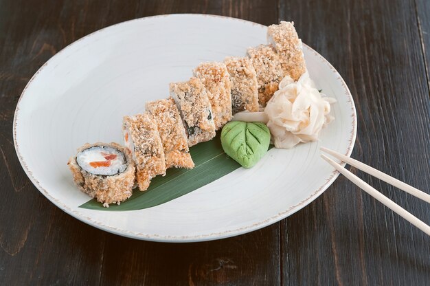 Heerlijke, handgemaakte sushi. Traditioneel Japans eten