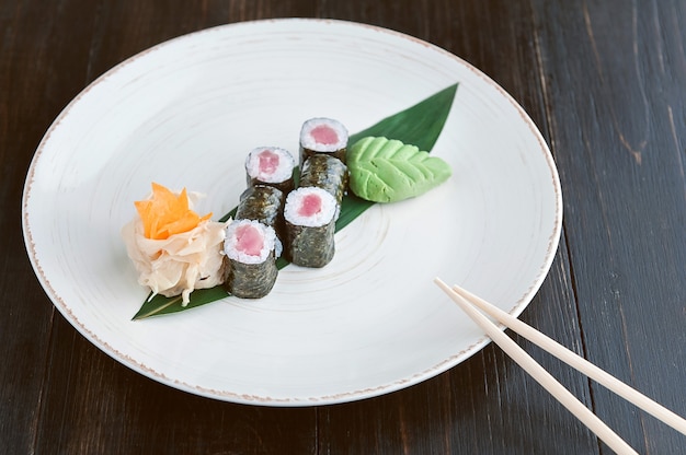 Heerlijke, handgemaakte sushi. Traditioneel Japans eten