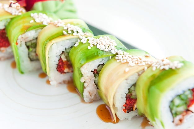 Foto heerlijke, handgemaakte sushi. traditioneel japans eten