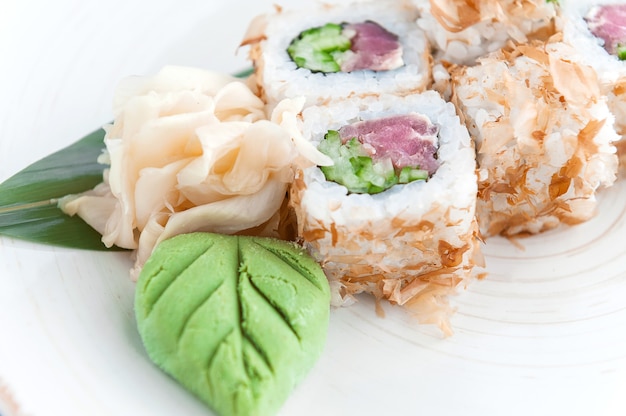Heerlijke, handgemaakte sushi. Traditioneel Japans eten