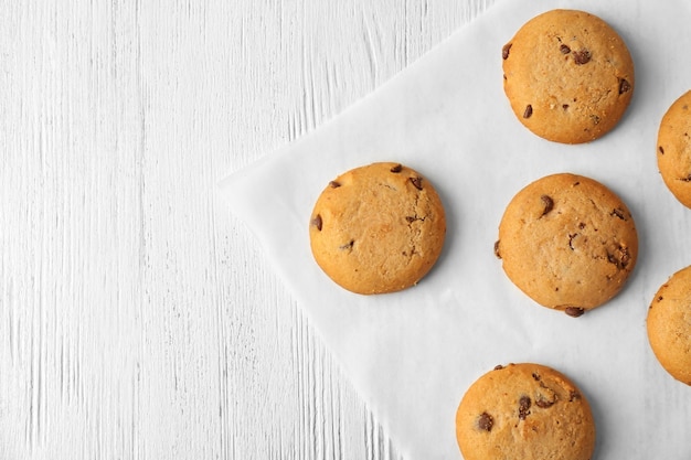 Heerlijke havermoutkoekjes met chocoladeschilfers op houten tafel