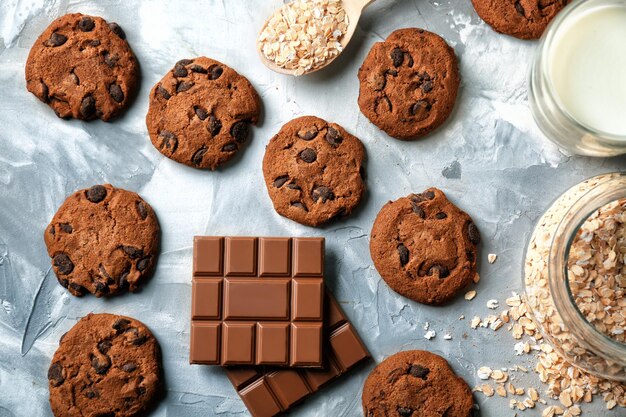 Heerlijke havermoutkoekjes met chocoladeschilfers op tafel