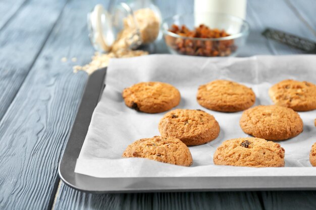 Heerlijke havermoutkoekjes met rozijnen op dienblad