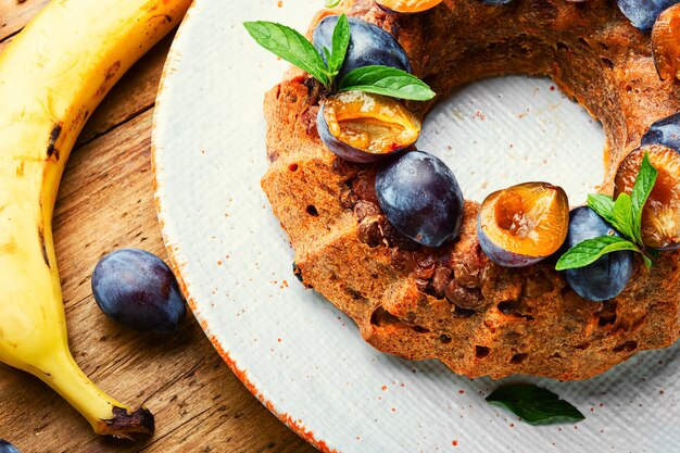 Heerlijke herfst bananen pruimentaart. Zoet fruitdessert