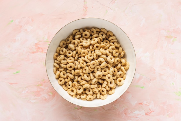 Heerlijke honing cheerios granen in een kom kopie ruimte