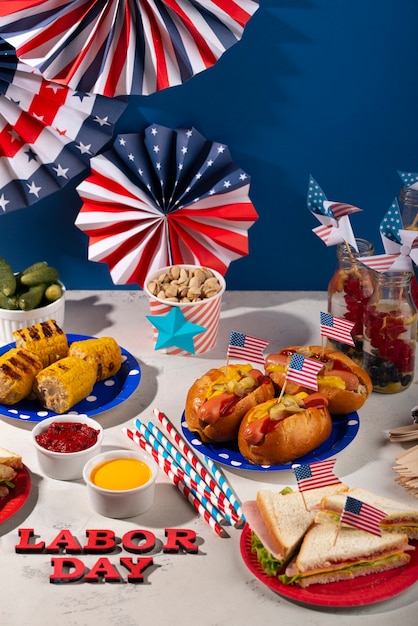 Foto heerlijke hotdogs voor de amerikaanse dag van de arbeid