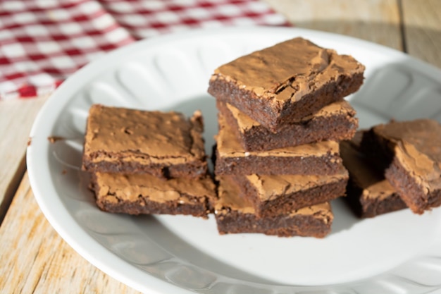 Heerlijke huisgemaakte chocolade brownie boven tafel heerlijk lekker dessert