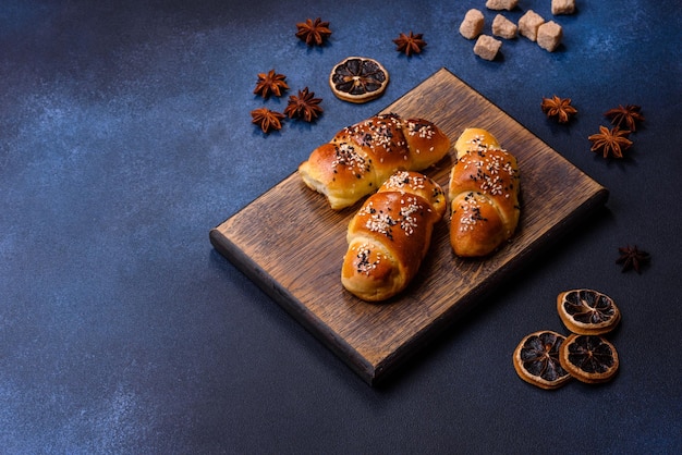 Heerlijke huisgemaakte gebakjes met abrikozenjam bestrooid met sesamzaadjes