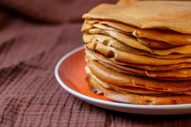 Heerlijke huisgemaakte gebakken pannenkoeken met natuurlijke ingrediënten plaat met huisgemaakte pannenkoeken