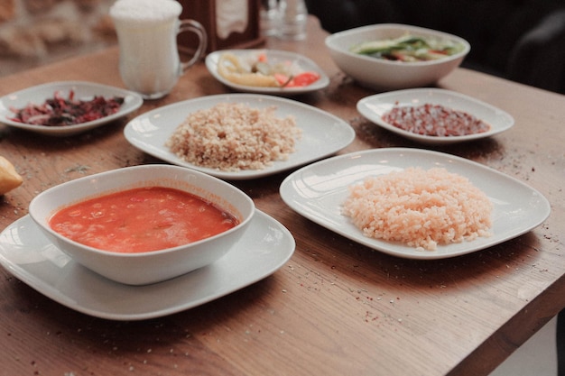 Heerlijke huisgemaakte gerechten soep pilaf en ayran