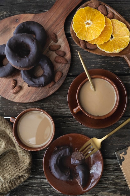 Heerlijke huisgemaakte glutenvrije pure chocolade donuts. Zoet ontbijt met zelfgemaakte donuts, koffie w