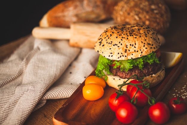 Heerlijke huisgemaakte hamburger met verse groenten in de keuken klaar om te serveren en te eten