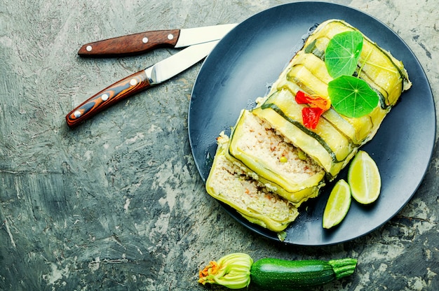 Heerlijke huisgemaakte kip en courgette vleesterrine.Franse keuken