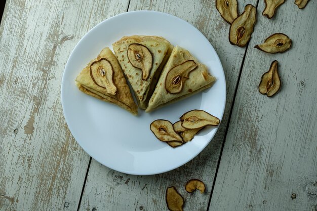 heerlijke huisgemaakte pannenkoeken op een houten tafel