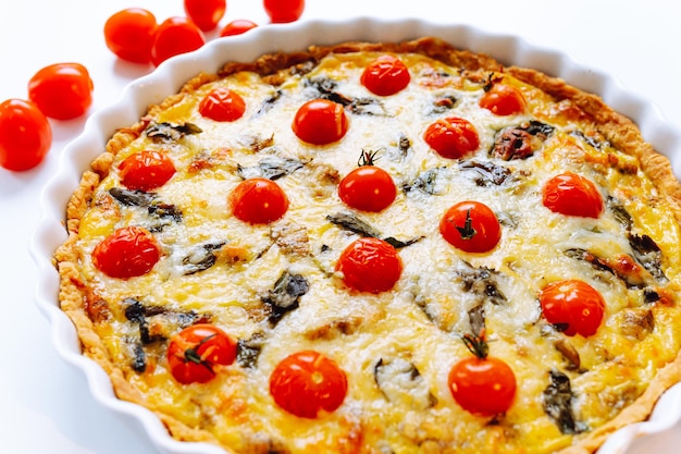 Heerlijke huisgemaakte quiche lorraine met kip, tomaat, champignons en kaas