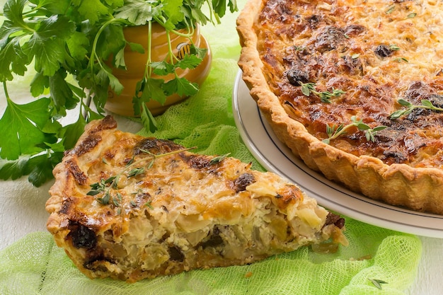 Heerlijke huisgemaakte quiche met kool en gedroogde pruimen