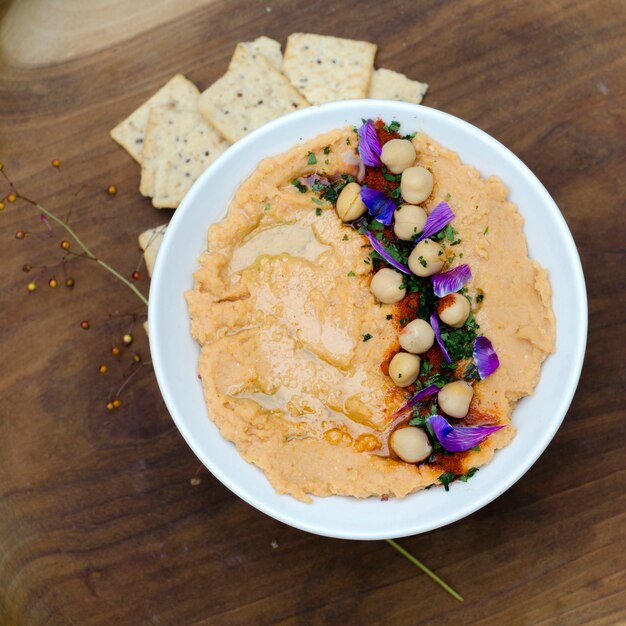 Foto heerlijke hummus met crackers