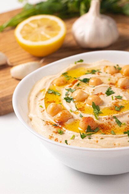 Heerlijke hummus met kikkererwten, olijfolie, citroen en pitabroodje Vegetarisch voedselconcept