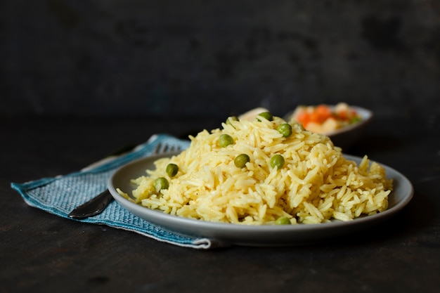 Foto heerlijke indiase gerecht met rijst en groene erwten