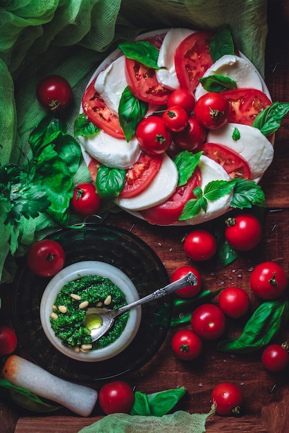 Heerlijke Italiaanse Caprese salade met gesneden rode en cherrytomaat