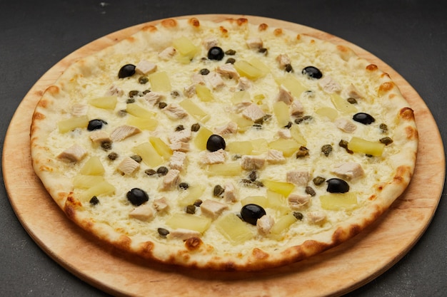 Heerlijke Italiaanse pizza Hawaiian met ananas en kip