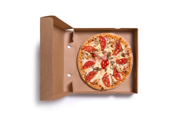 Heerlijke Italiaanse pizza met ham en tomaten in een doos op een witte achtergrond