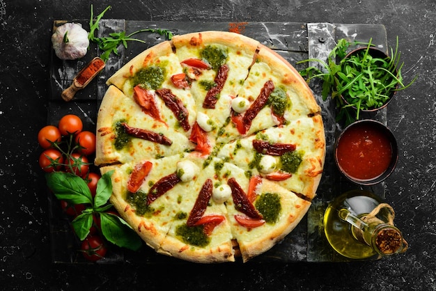 Heerlijke Italiaanse pizza met mozzarella kaas en tomaten Bovenaanzicht Eten bezorgen