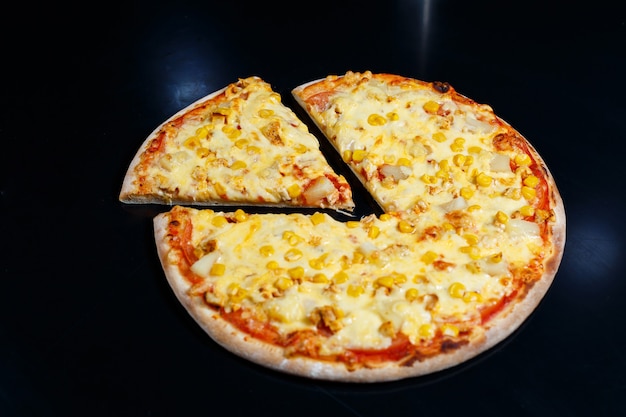 Heerlijke Italiaanse pizza met rauw vlees, tomaten en olijfolie op een donkere betonnen tafel. Bovenaanzicht met kopie ruimte.