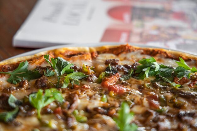 Heerlijke Italiaanse pizza op tafel