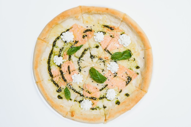 Heerlijke Italiaanse pizza over witte achtergrond bovenaanzicht