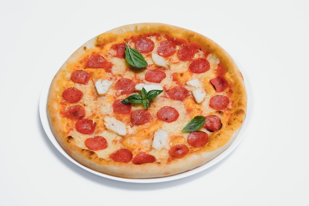Heerlijke Italiaanse pizza over witte achtergrond bovenaanzicht