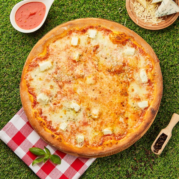 Heerlijke italiaanse pizza quattro formaggi met de vier kazen Mozarella, Gorgonzola